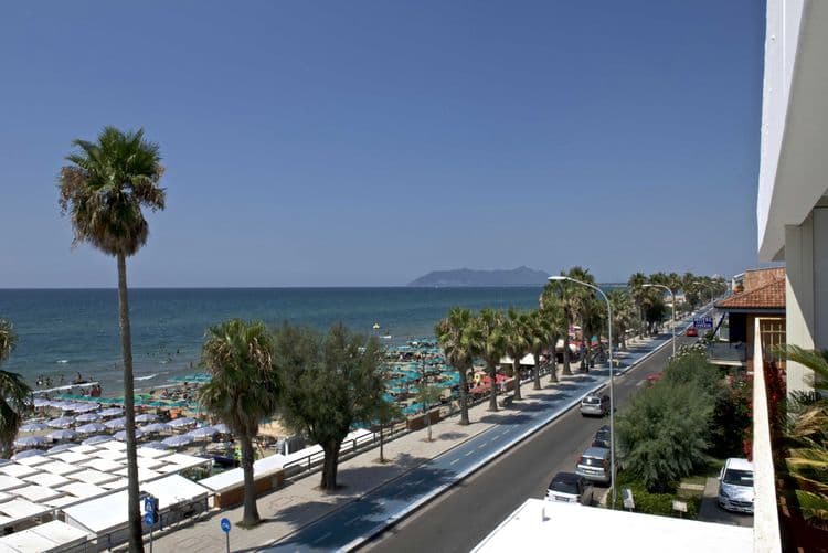 Centosedici Hotel (Lungomare 116)