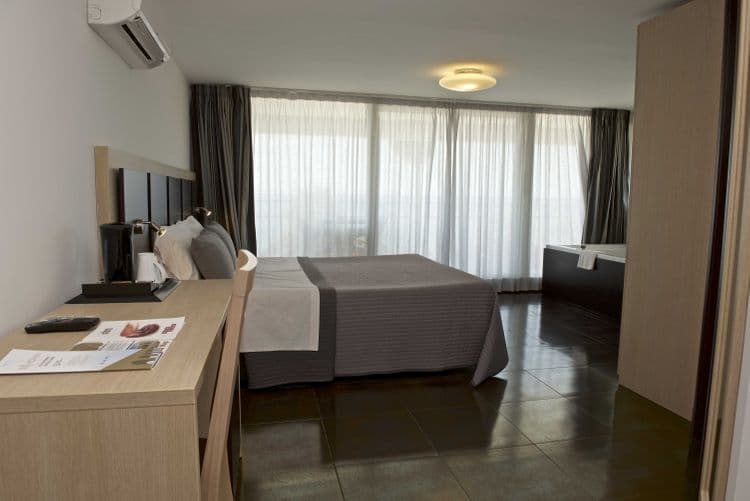 Centosedici Hotel (Lungomare 116)