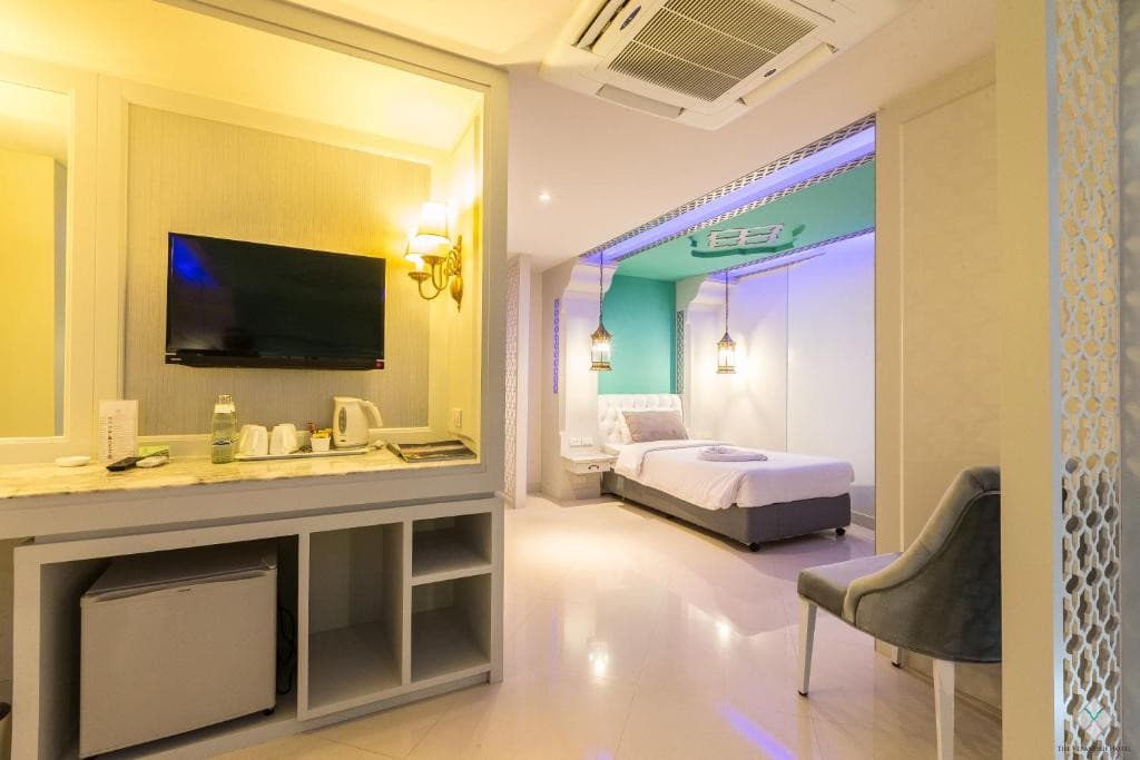 VERANDAH HOTEL (THE)
