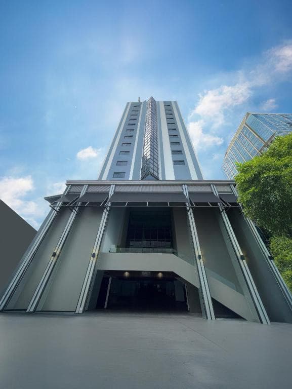 PINNACLE LUMPINEE PARK HOTEL