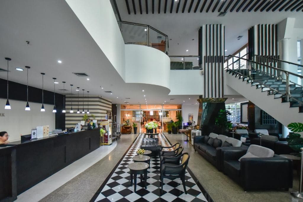 PINNACLE LUMPINEE PARK HOTEL