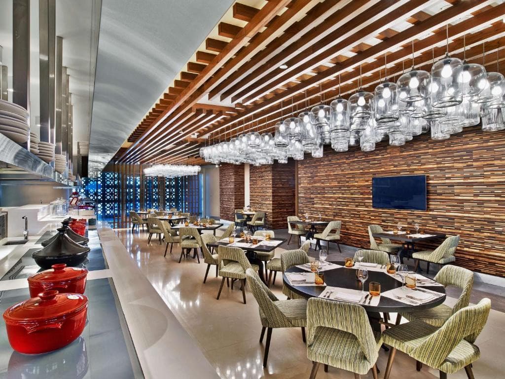 V Hotel Curio Collection By Hilton
