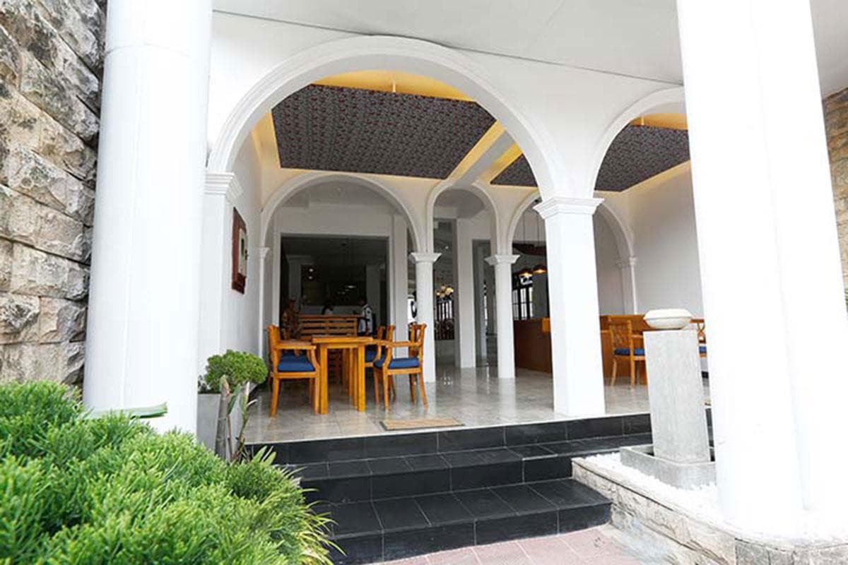 C Negombo