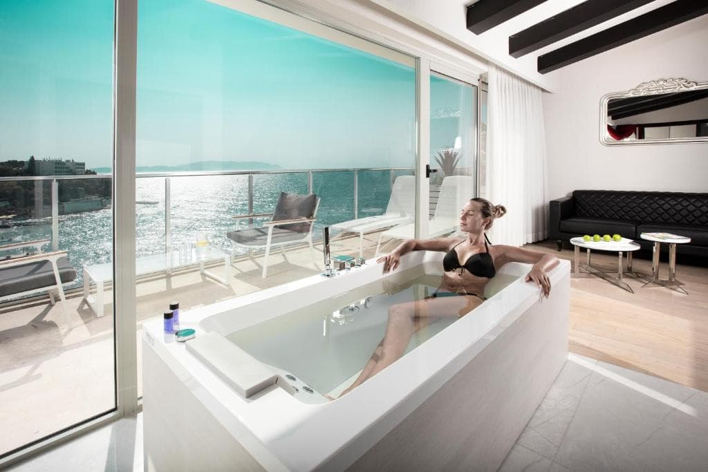 Charisma De Luxe Hotel
