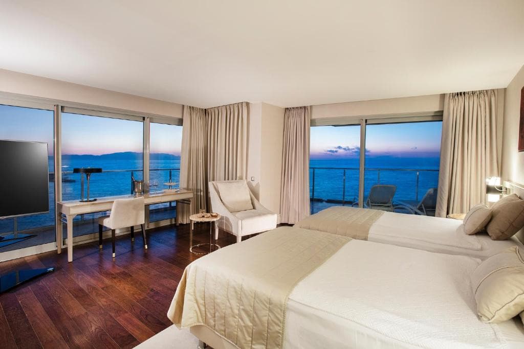 Charisma De Luxe Hotel
