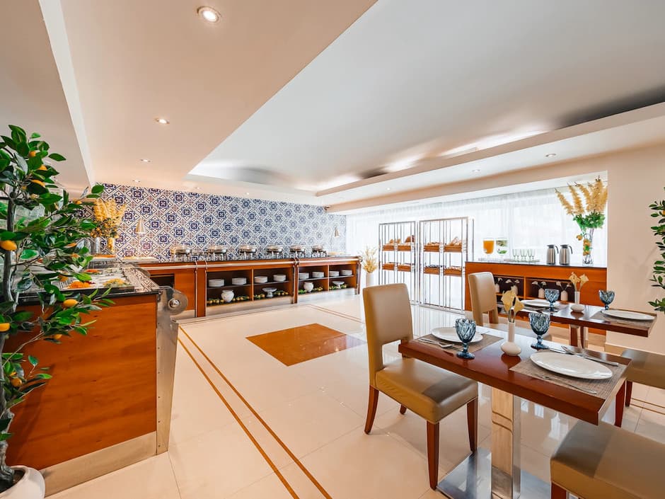 Golden Sands Hotel Apartments - 10