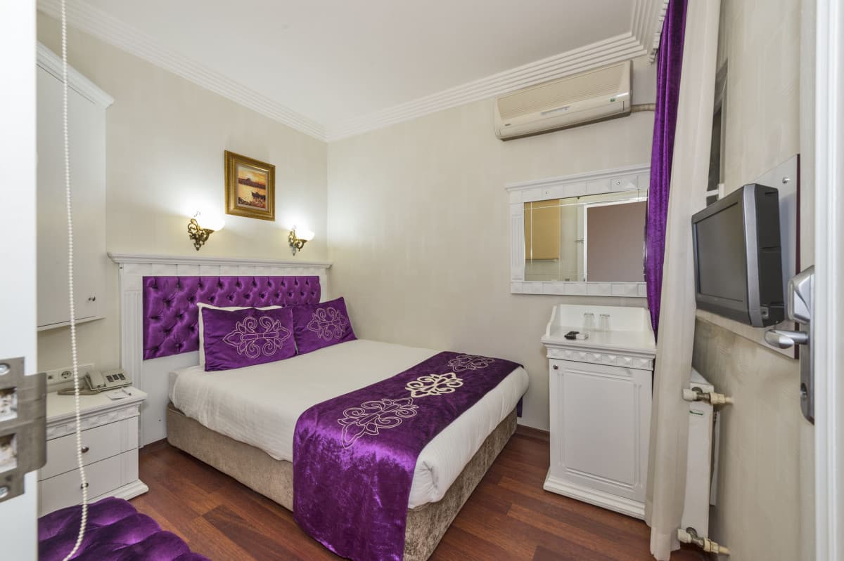 ISTANBUL HOLIDAY HOTEL