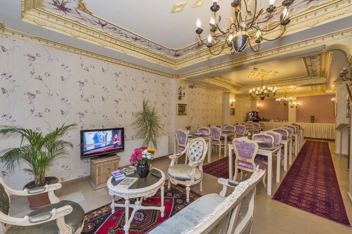ISTANBUL HOLIDAY HOTEL