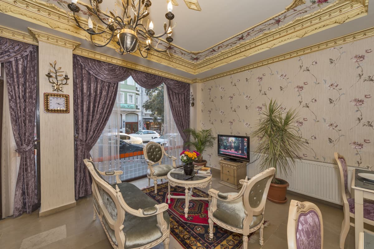 ISTANBUL HOLIDAY HOTEL