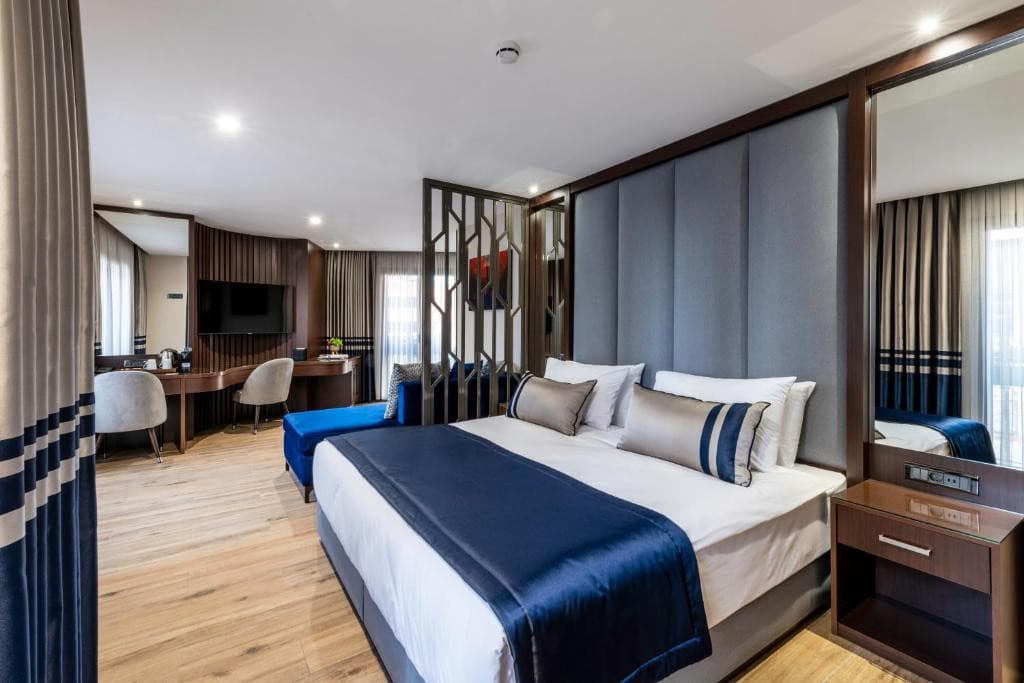 APRILIS DELUXE HOTEL