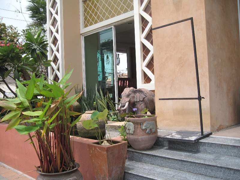 Naris Art Hotel