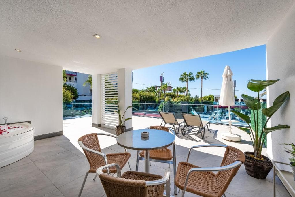 White City Beach Hotel