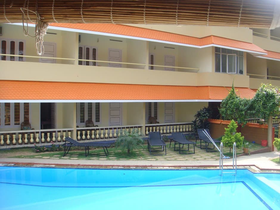 GOLDEN SANDS BEACH RESORT
